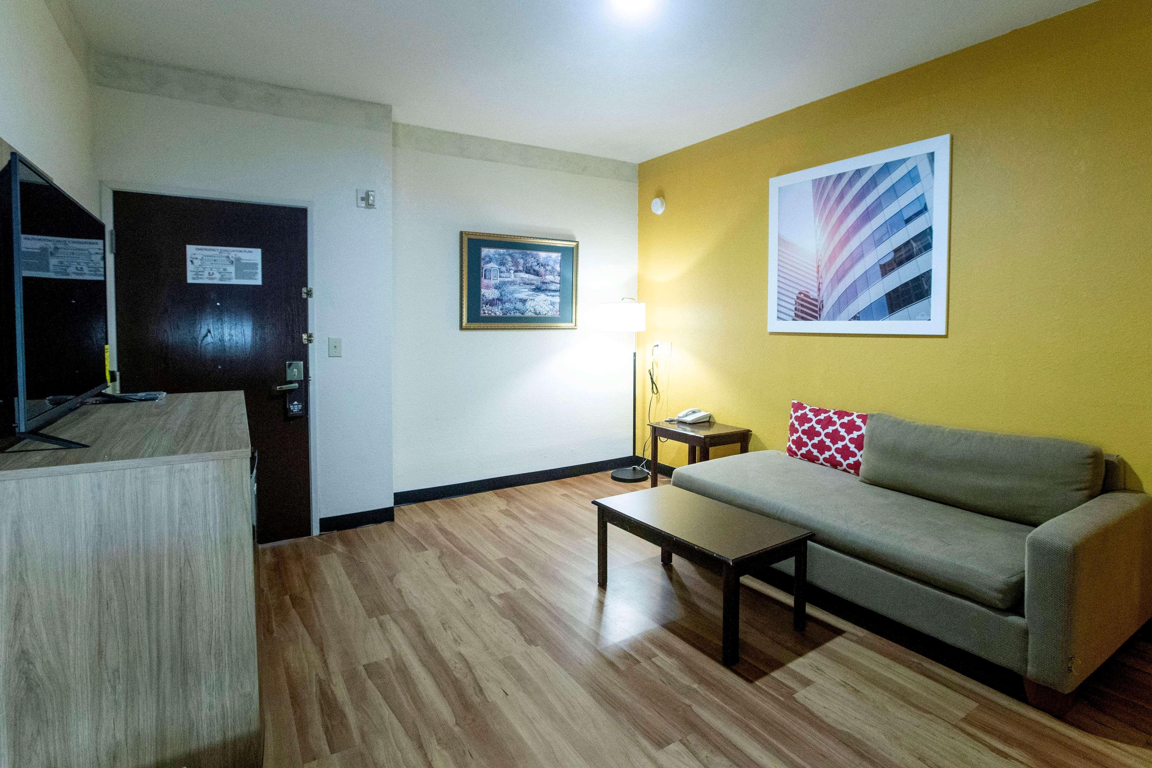 Days Inn & Suites By Wyndham Houston North/Aldine Exterior photo