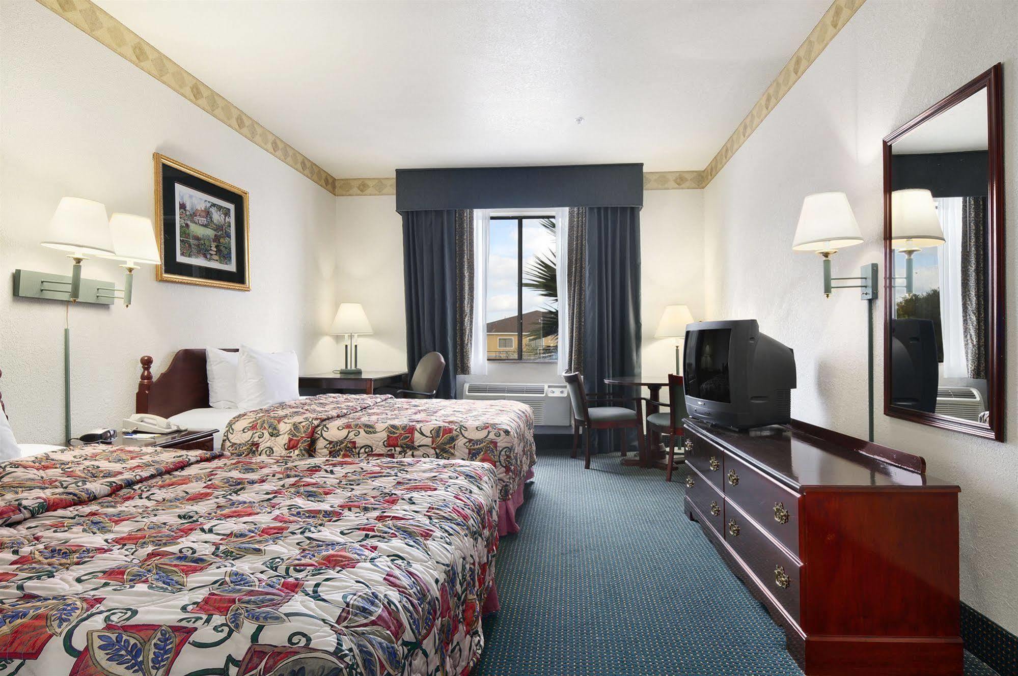 Days Inn & Suites By Wyndham Houston North/Aldine Room photo