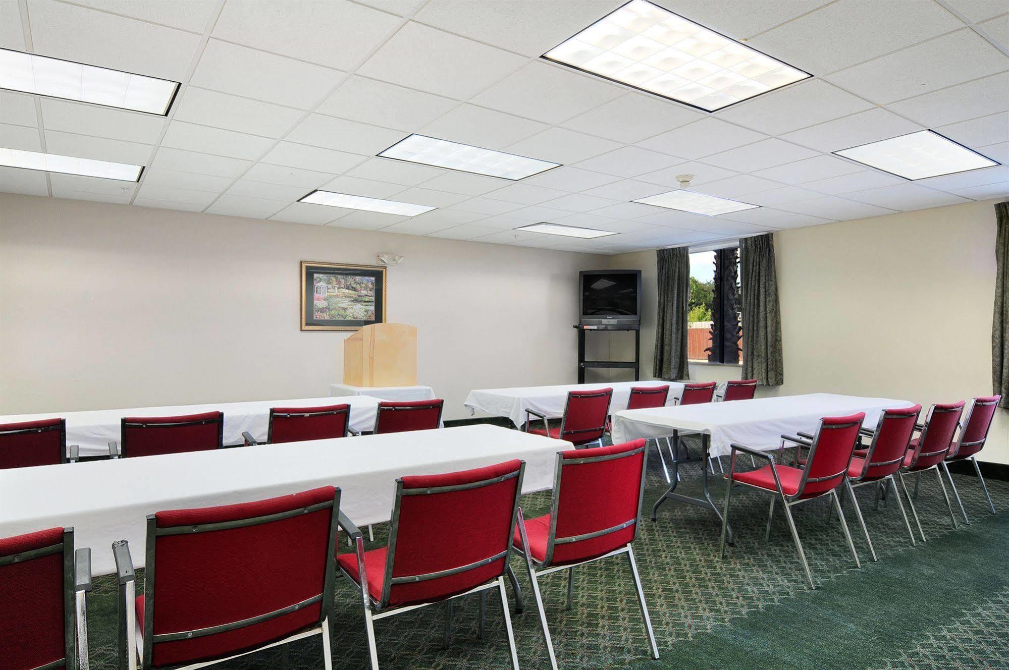Days Inn & Suites By Wyndham Houston North/Aldine Facilities photo